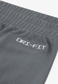 Nike Sportswear LIFESTYLE ESSENTIALS CREW UNISEX SET - Trenirka - smoke grey