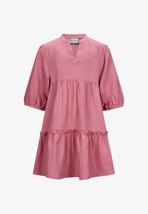 Lichtroze jurk met korte puffmouwen, een notch-halslijn en een gelaagd rucheszoom. Gemaakt van textiel met een subtiele glans.