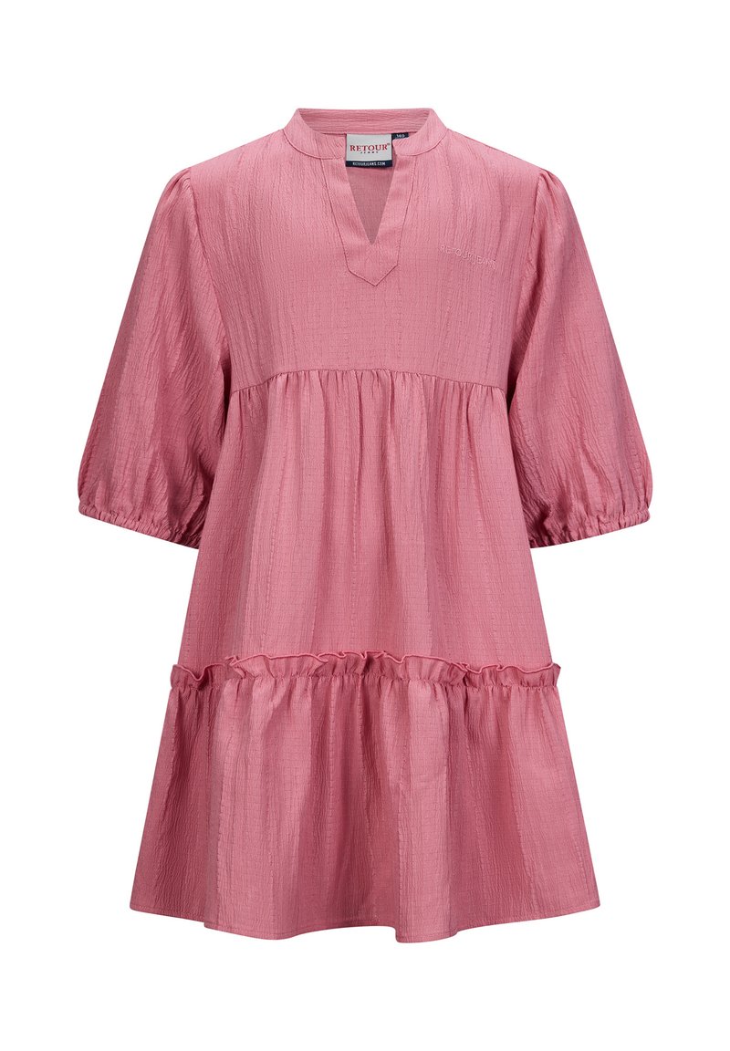 Helles rosa Kleid mit kurzen Puffärmeln, einem tiefen Ausschnitt und einem gestuften Rüschen-SAUM. Hergestellt aus strukturiertem Stoff mit einem subtilen Glanz.