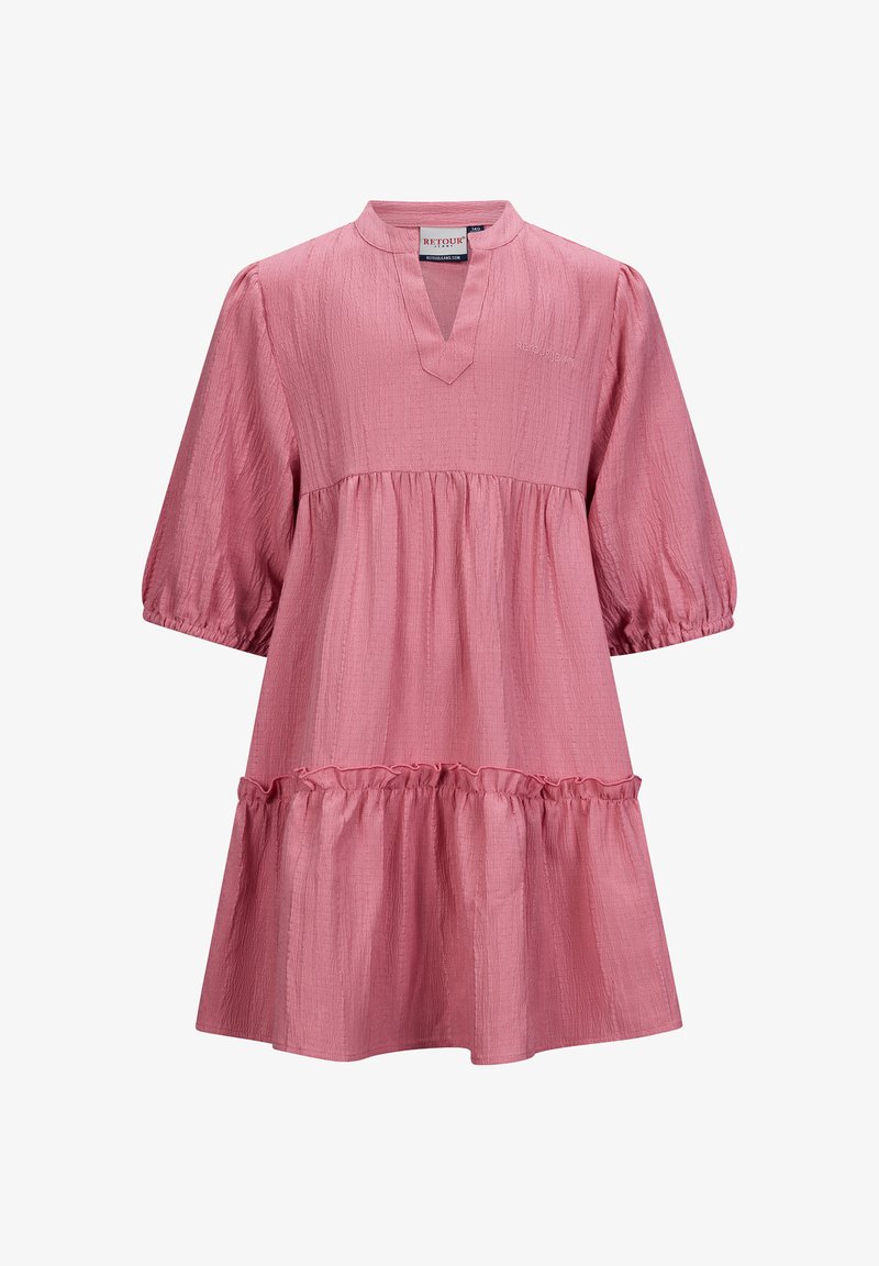 Helles rosa Kleid mit kurzen Puffärmeln, einem tiefen Ausschnitt und einem gestuften Rüschen-SAUM. Hergestellt aus strukturiertem Stoff mit einem subtilen Glanz.