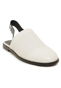 Mocassin blanc en cuir avec tige perforée, bout arrondi et semelle noire plate. Caractérisé par une sangle arrière noire contrastante avec logo.