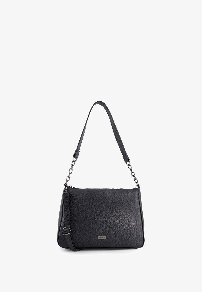Sac à main en cuir noir avec une surface texturée, doté de deux poignées : une en chaîne et une réglable. Design simple avec fermeture zippée.