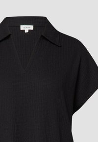 Chemise noire texturée à manches courtes avec col et encolure en V, marque s.Oliver, taille 36.