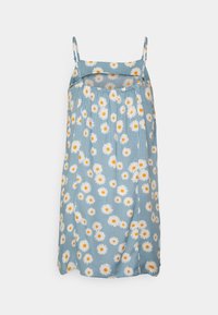 Vestido de verão com alças finas, feito de tecido leve e com um fundo azul decorado com padrões de margaridas brancas e amarelas e uma textura subtil.