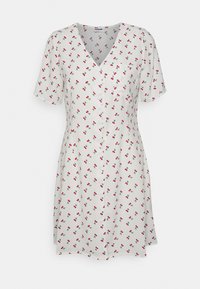 Vestido branco com decote em V, mangas curtas e frente com botões. Apresenta um padrão de cerejas vermelhas por toda a peça e um pequeno bolso do lado esquerdo.