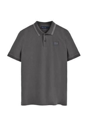 Szary polo z gładkiego materiału, z klasycznym kołnierzykiem, krótkimi rękawami i subtelnymi paskami na kołnierzyku.