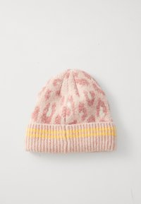 Weiche Strickmütze in Leopardenmuster mit Rosa und Weiß, gefaltetem Rippbund und zwei gelben Streifen auf weißem Hintergrund.