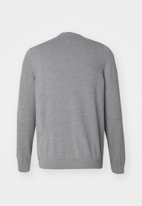 Pull gris avec un col rond classique, manches longues, ourlet et poignets côtelés, texture en maille lisse, design uni, sans motifs ni ornements.