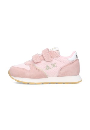 Scarpa da ginnastica rosa per bambini con cinturini in velcro, pannelli in mesh e pelle scamosciata, logo sul lato e suola bianca con suola in gomma color naturale.