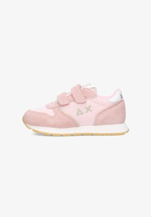 Scarpa da ginnastica rosa per bambini con cinturini in velcro, pannelli in mesh e pelle scamosciata, logo sul lato e suola bianca con suola in gomma color naturale.