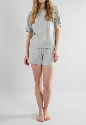 Grå t-shirt med kort ärm och avslappnad passform, matchad med grå shorts. Mjuk tyg, enkelt mönster, inga tryck.