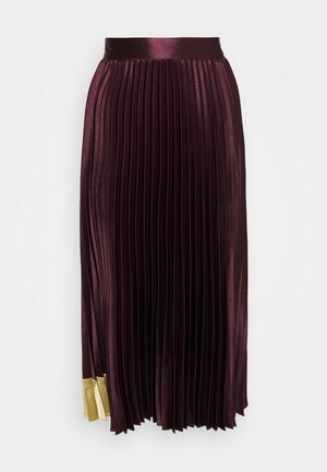 Bordeaux plissé rok met een glad satijnen textuur, voorzien van een glanzende tailleband en gouden accenten aan de zoom.