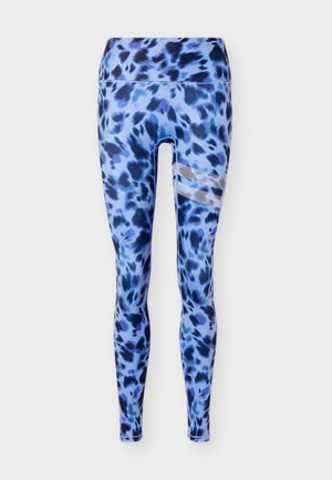 Μπλε και μαύρο κολάν με τύπωμα λεοπάρ, υψηλή μέση και μικρό λευκό ριγέ λογότυπο στον μηρό, απεικονίζεται σε λευκό φόντο.