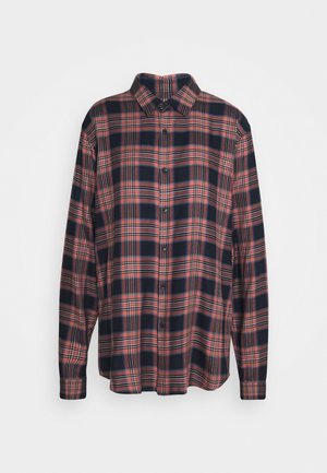 Camicia a maniche lunghe con bottoni, in motivo a quadri blu scuro e rosso, realizzata in tessuto liscio; presenta un colletto classico e polsini con bottoni.