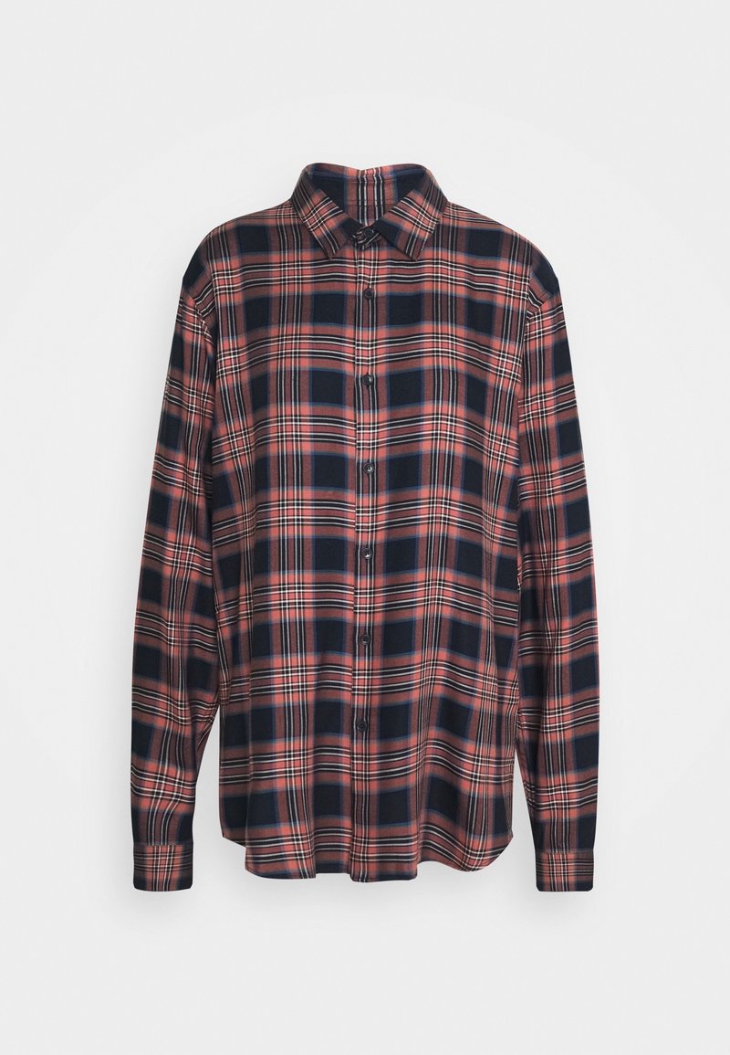 Koszula z długim rękawem na guziki w granatowo-czerwoną kratę, wykonana z gładkiej tkaniny; posiada klasyczny kołnierzyk i mankiety na guziki.