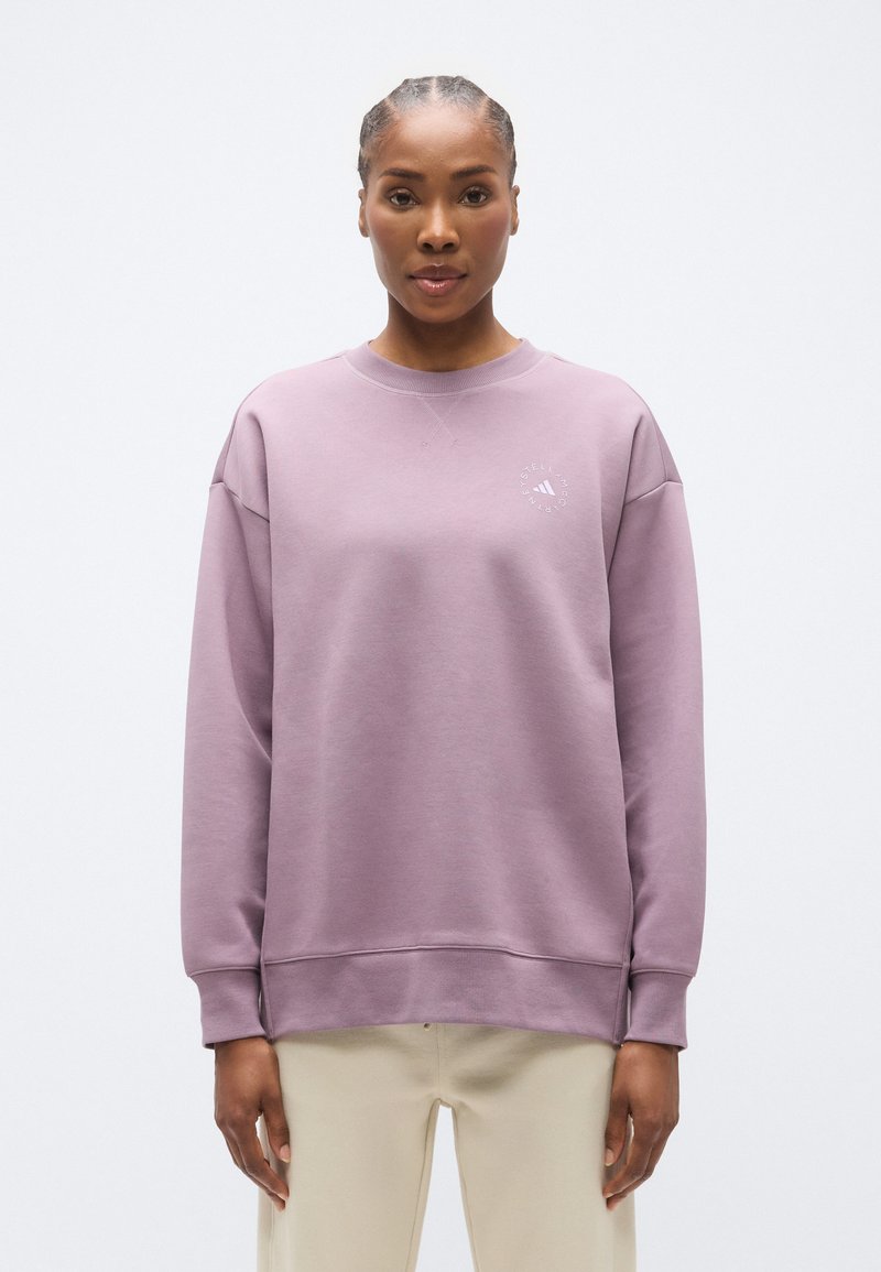 Μωβ φούτερ με στρογγυλή λαιμόκοψη, με ριμπ μανσέτες και τελείωμα, διαθέτει μικρό λευκό λογότυπο στο στήθος και έχει λεία, απαλή υφή.