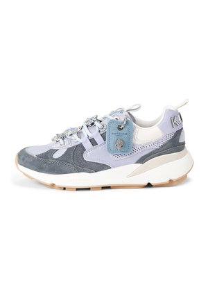 Sneaker atletica grigia e lavanda con materiali in suede e mesh, suola bianca chunky, hardware decorativo con lacci e un'etichetta blu.