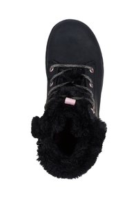 Bota negra con parte superior sintética, forro de piel sintética, cordones metálicos y un adorno rosa decorativo en el puño. Diseño de suela plana.