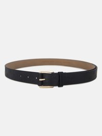 Zwart leren riem met een reliëf MK-logo, een goudkleurige gesp en meerdere verstelgaten. Gladde textuur en minimalistisch design.