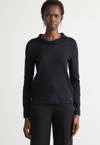 Zwarte longsleeve top met een cowl-neck, gemaakt van zacht materiaal. Heeft een getailleerd ontwerp en een subtiele merklogo op de zoom.
