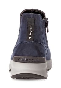 Stivale alla caviglia in suede blu navy con finitura testurizzata, dotato di chiusura con zip e suola grigia arrotondata. Marchio visibile sul pannello posteriore.