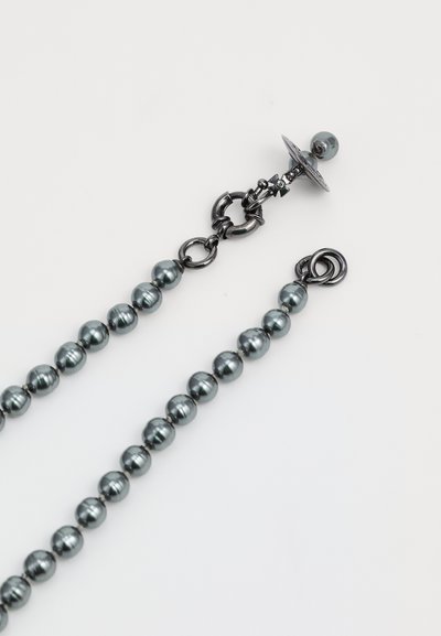 Mörkgrå pärl halsband med runda, blanka pärlor och ett dekorativt metallspänne som har en liten pärla. Minimalistisk design med slät textur.