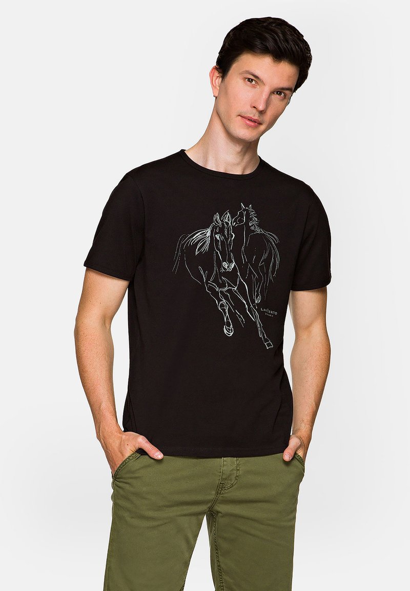 Czarny bawełniany t-shirt z białymi konturowymi rysunkami dwóch biegnących koni na przodzie. Okrągły dekolt, krótkie rękawy, luźny krój.