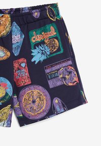 Shorts colorati in cotone navy, con vari design grafici multicolori, tra cui ananas e testo, dotati di una vita elastica.
