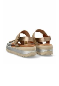 Sandalias de plataforma con correas de cuero metálico dorado y plateado. Cuenta con correas traseras ajustables y una suela de goma texturizada para mayor agarre.