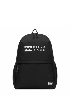 Sac à dos noir avec double fermeture éclair, poche avant zippée, poches latérales en mesh et logo Billabong blanc sur le haut avant et en bas dans le coin.