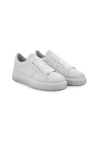Witte leren sneakers met een ronde neus, platte zool, getextureerde accenten en opvallende stiksels. Voorzien van dikke veters en een zachte voering.