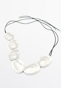 Collana dichiarativa in tonalità argento con cinque pendenti irregolari in metallo lucido su corda nera regolabile. Texture liscia, design minimalista.