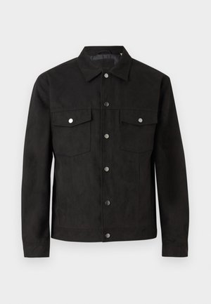 Zwarte suede jas met een knoopsluiting aan de voorkant, twee borstzakken en metalen drukknoopjes. Beschikt over een klassieke kraag en een gladde textuur.