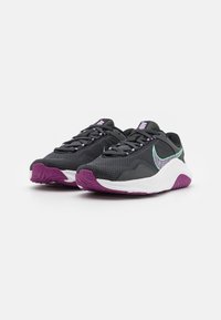 Nike Performance LEGEND ESSENTIAL 3 - Sapatilha de treino - dark smoke grey/lilac/black/viotech/white/green glow
