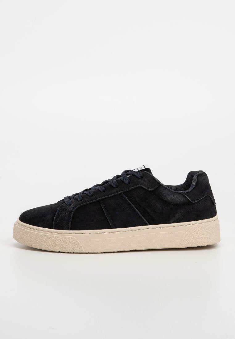 Czarne zamszowe sneakersy z teksturowaną beżową gumową podeszwą, okrągłym noskiem i szytymi detalami, z sznurowanym przodem i minimalnym brandingiem.