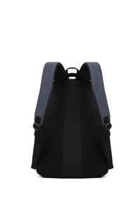 Lo zaino presenta materiali grigio e nero bicolore, una schiena in rete imbottita, spallacci regolabili e una maniglia superiore per un trasporto facile.