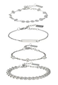 Keturi sidabriniai apyrankės: viena su ovaliais žiedais, viena su plokščiu žyme, viena su mažomis perlų ir viena su masyviu grandinės dizainu.