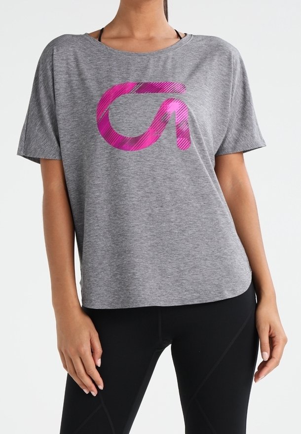 Szara koszulka krótki rękaw wykonana z miękkiego materiału, z dużym różowym logo graficznym umieszczonym na środku klatki piersiowej. Luźny krój z okrągłym dekoltem.