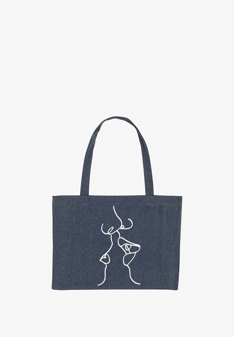 Denim tote bag met een wit lijntekening ontwerp van abstracte figuren. Twee stevige handvatten voor het dragen. Rechthoekige vorm, gestructureerde stof.