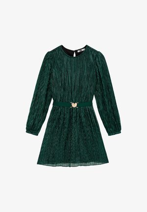 Grünes Faltenkleid mit langen Ärmeln, runder Halslinie und einem gebundenen Taillenbereich. Verfügt über eine goldene herzförmige Schnalle und einen durchsichtigen Saum.