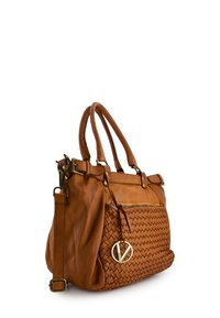 Braune Ledertasche mit geflochtenem Vorderteil, doppelten Griffen, abnehmbarem Schultergurt, goldfarbenen Beschlägen und einem Logo-Akzent. Texturiertes und geräumiges Design.