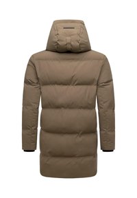 Chaqueta acolchada marrón con capucha, que cuenta con aislamiento acolchado, mangas largas y acentos de puño negros. Textura suave y diseño minimalista.