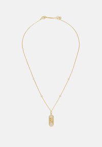 Collana in oro con pendente rettangolare caratterizzato da intricati motivi e piccoli accenti circolari, che mette in evidenza una finitura lucida.