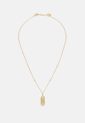 Collana in oro con pendente rettangolare caratterizzato da intricati motivi e piccoli accenti circolari, che mette in evidenza una finitura lucida.