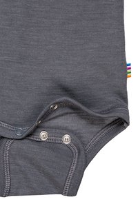 Grå babybody med korta ärmar, med knäppningar i botten och en flerfärgad etikett på sidan. Mjuk, ribbad textur.