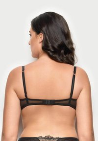 Černá síťovaná podprsenka s nastavitelnými ramínky a zapínáním na háček a oko. Obsahuje květinové krajkové detaily na pase. Hladký povrch.