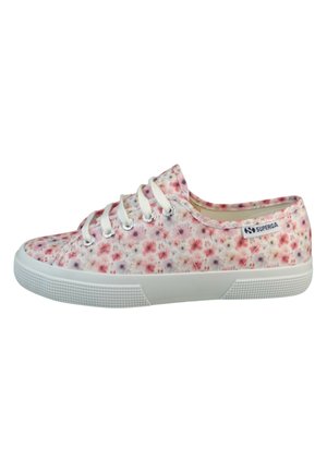 Lavtop canvas sneaker med hvid sål, hvide snørebånd og lyserødt og lilla blomsterprint, mærket med Superga-label på siden.