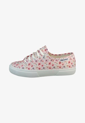Baskets basses en toile avec semelle blanche, lacets blancs et motif floral rose et violet, étiquetées Superga sur le côté.