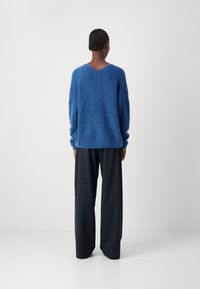Mos Mosh THORA V-NECK - Jersey de punto - set sail