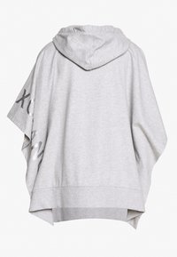 Szara bluza z kapturem o luźnym kroju i rękawach typu dolman, z bocznymi szczelinami. Materiał ma miękką teksturę i subtelny połysk.